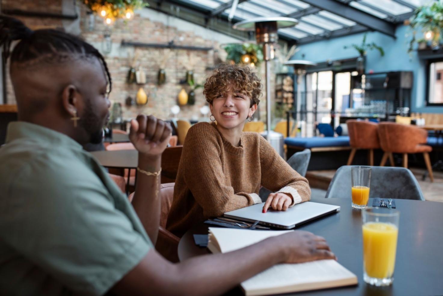 Session de formation avec analyse de documents financiers