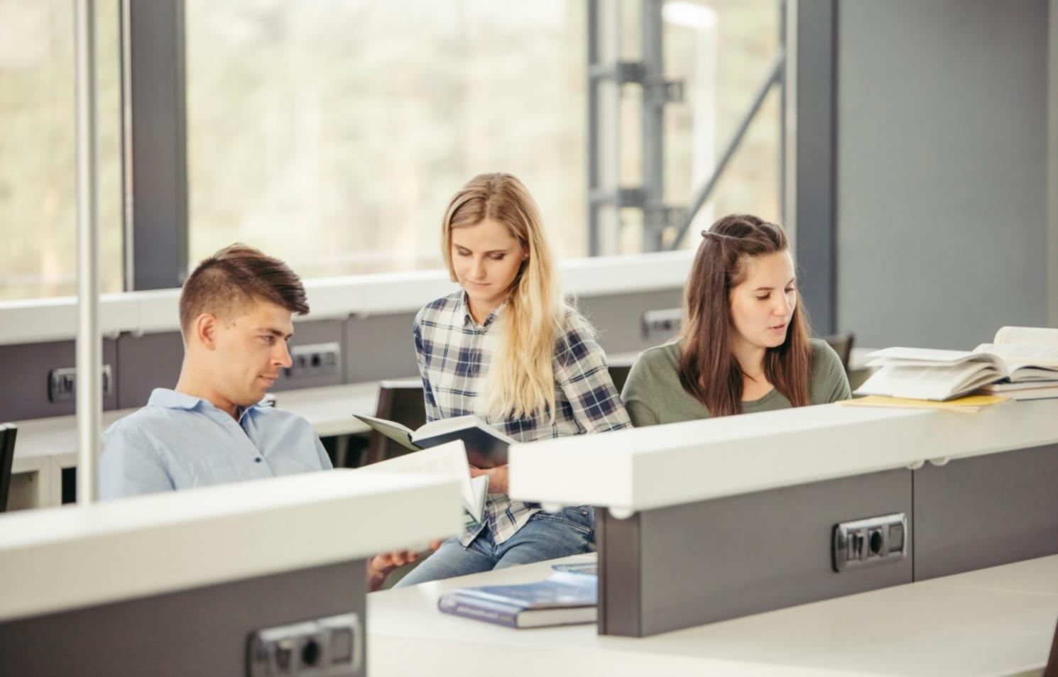 Professionnel analysant des données financières sur plusieurs écrans